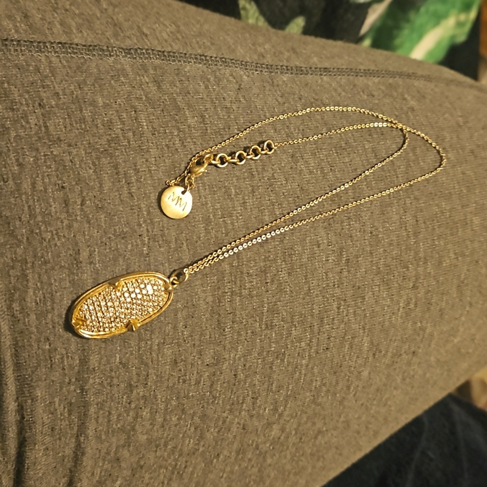 gold pendant necklace